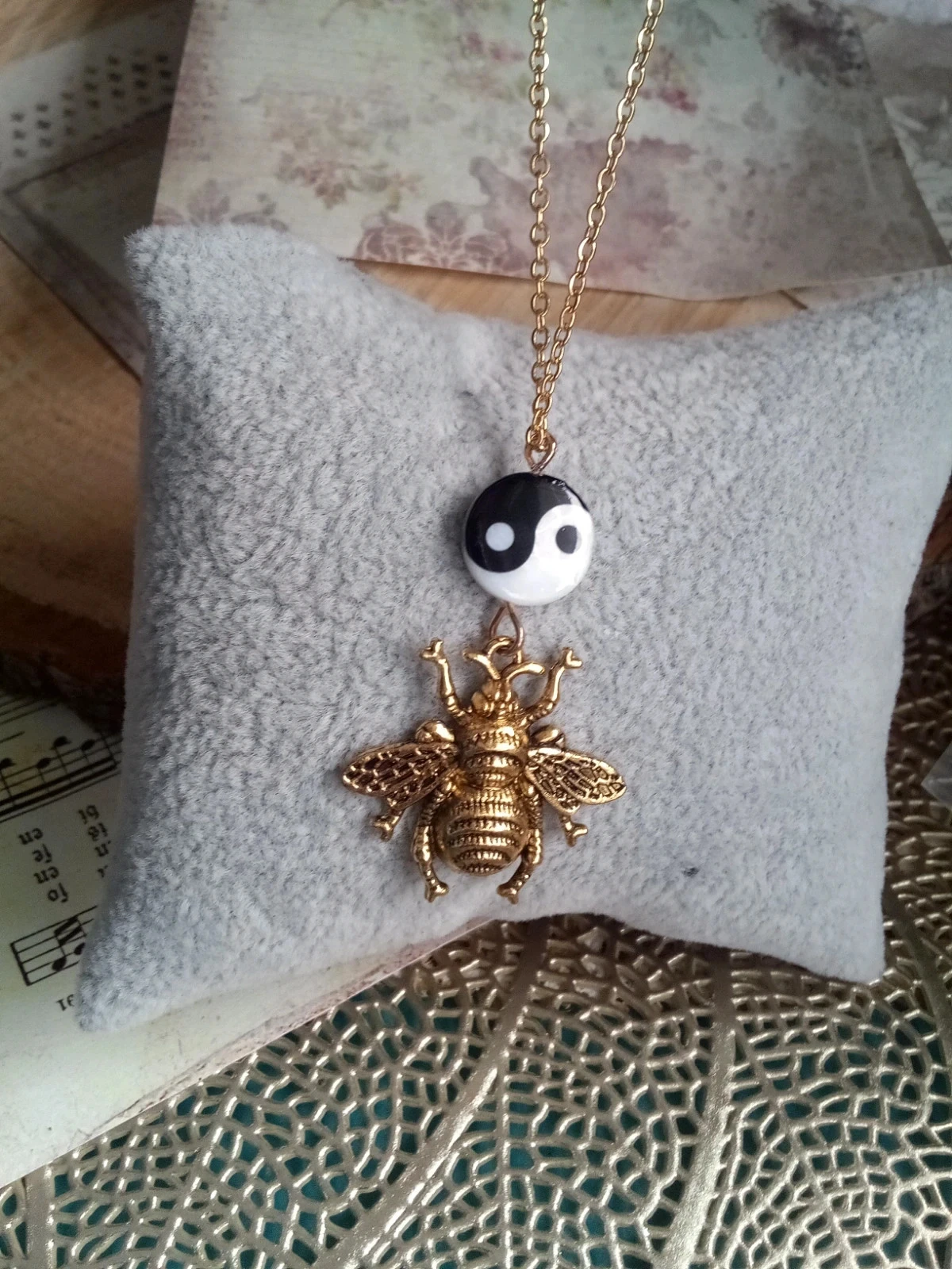 Collier pierre de nacre yin yang et abeille – photo 3